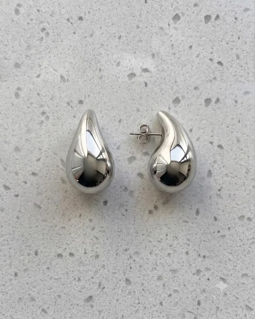 Arete gotas plateados pequeños en rodio