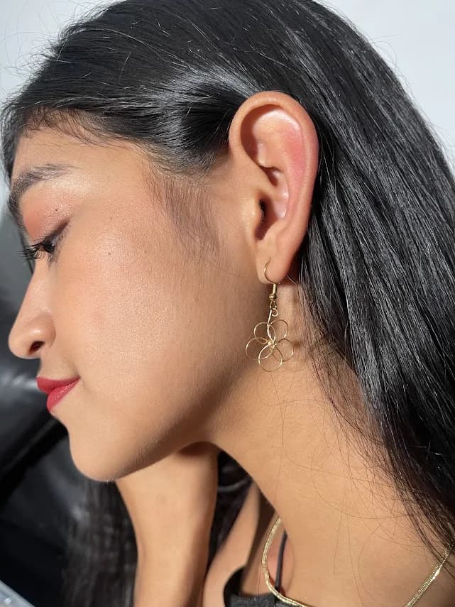 Aretes flor minimalista alambre