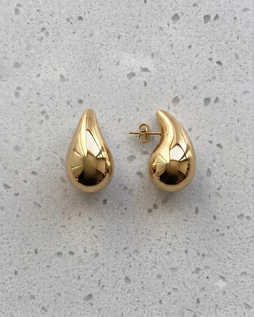 Aretes gotas doradas, medianas, en rodio