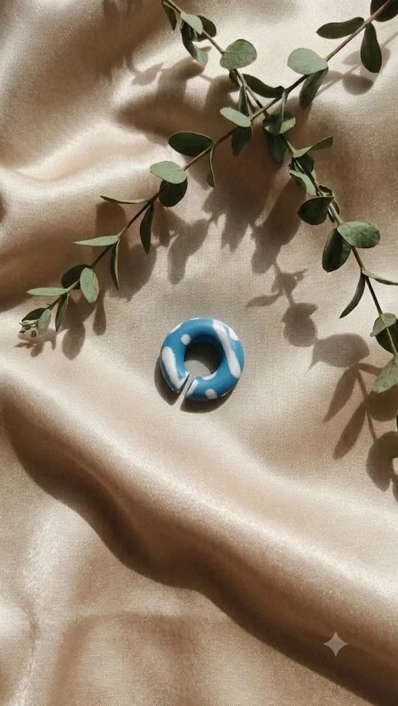 Earcuff GOMA azul con manchas blancas
