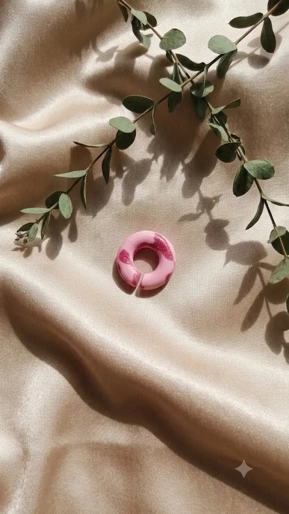 Earcuff GOMA rosado con manchas fucsias