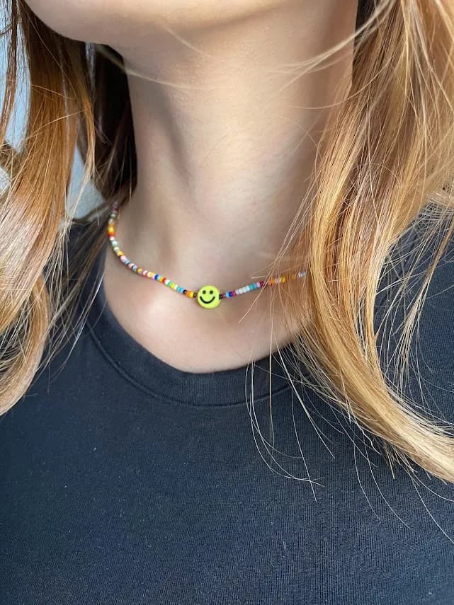 Gargantilla mostacillas de colores vivo con cara feliz básica
