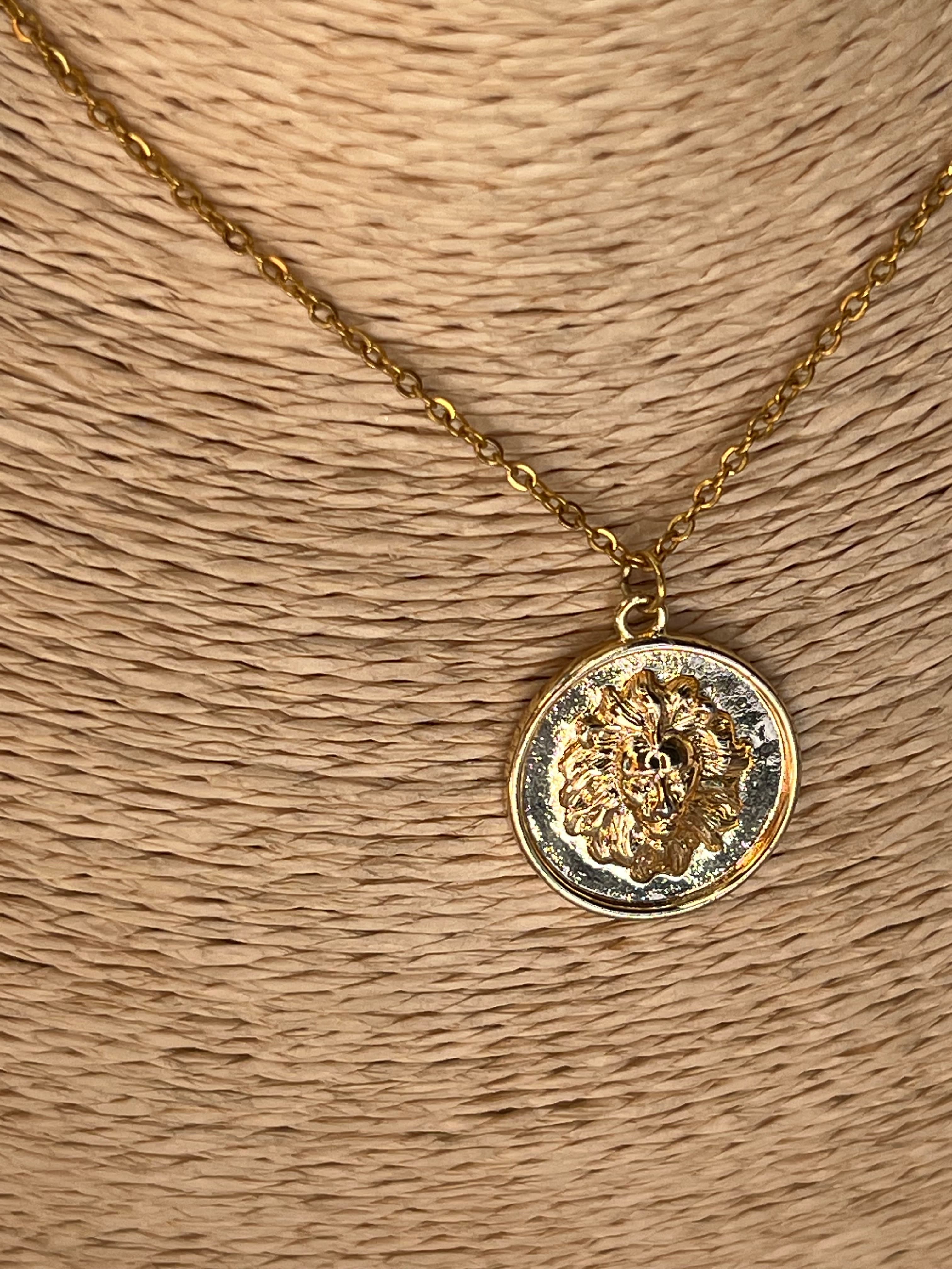 Collar con dije de leon, vista principal
