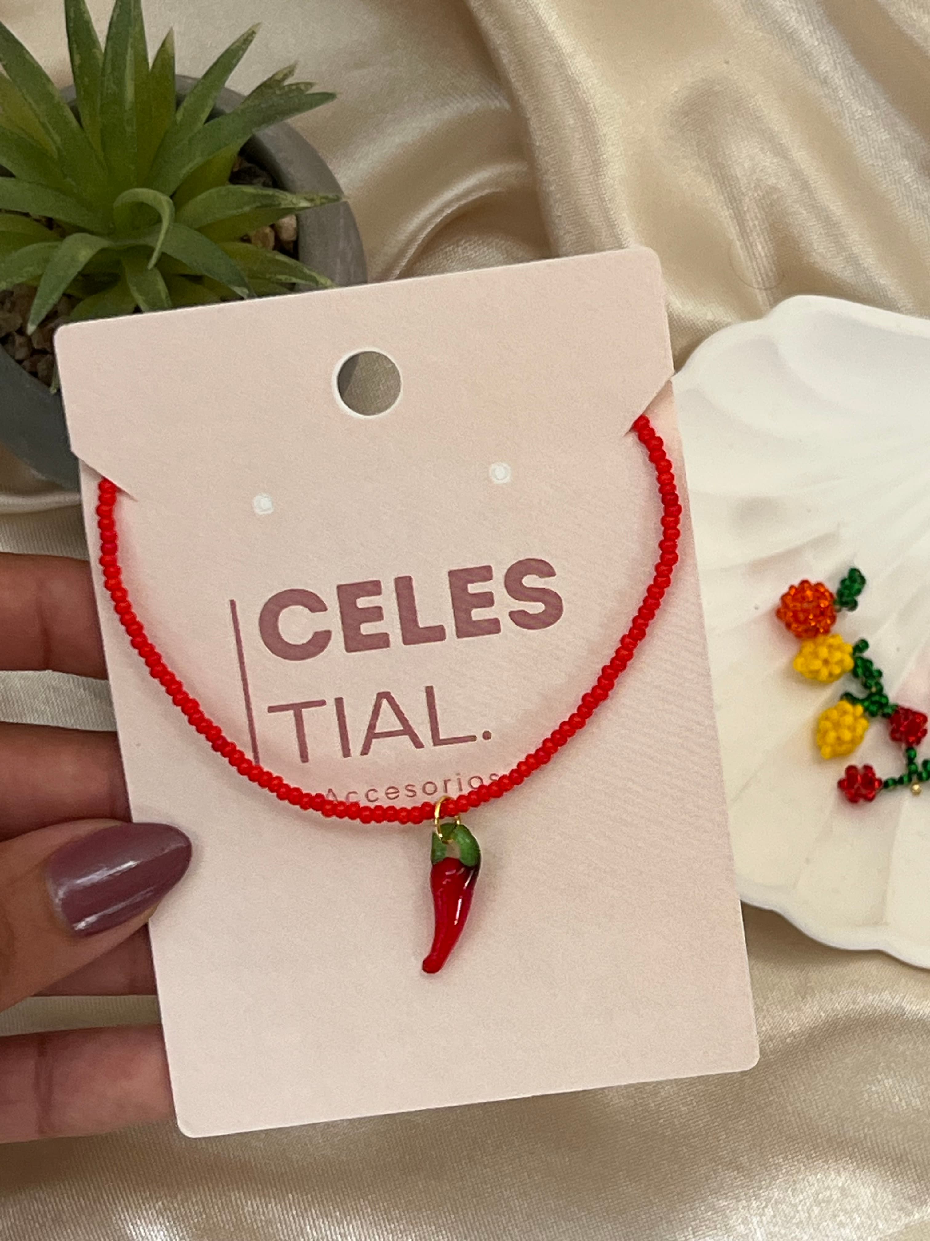 Grangantilla con mostacillas rojas y dije de Ají